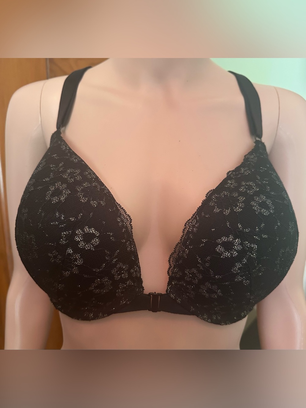 Body by Victoria’s Secret 
Front Closure Push-Up Bra